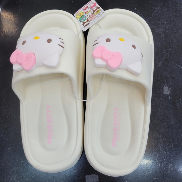 Brand New Sanrio Hello Kitty Big Charm Slippers US 7.5 - Picture 5 of 9